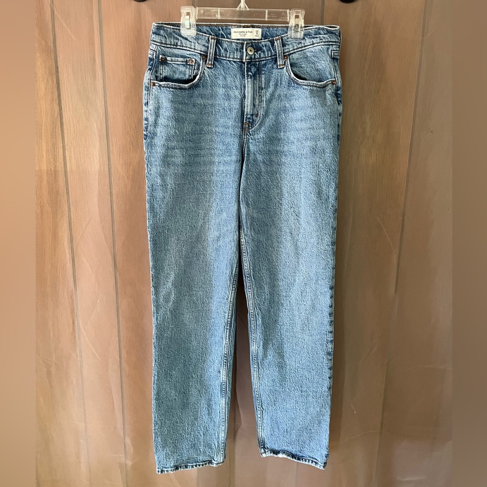 Abercrombie and Fitch Curve Love The Straight Mid Rise Jeans Size 29 / 8
